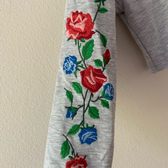 Super comfy crop hoodie with flowers on the sleeves - Picture 2 of 3